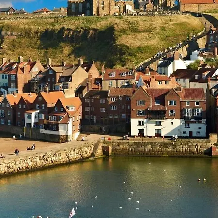 Central Close To Beach Pier Flowergate Pensión Whitby