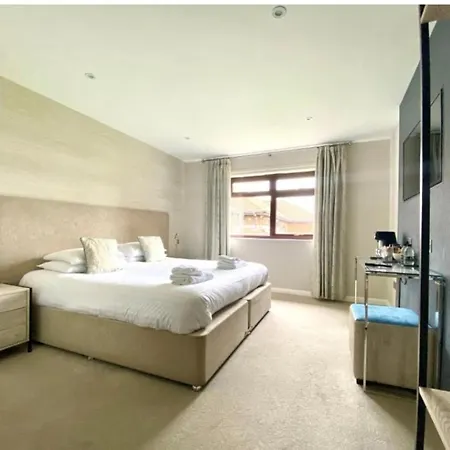 Close To Pier Flowergate *