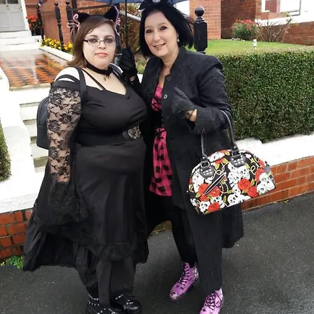 Close To Pier Flowergate *