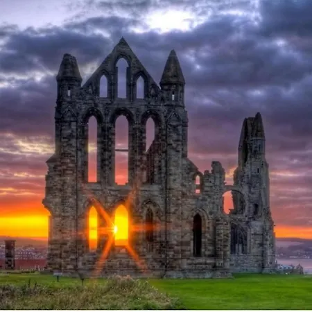 Close To Pier Flowergate * Уитби