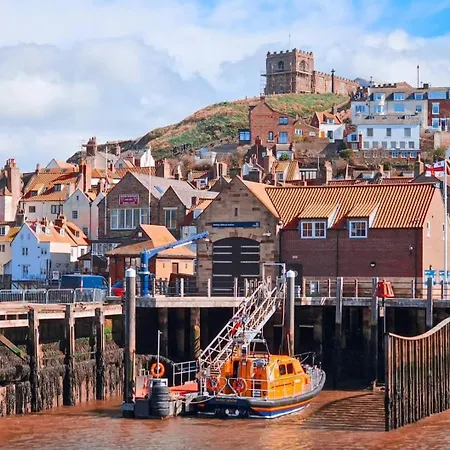 Close To Pier Flowergate Уитби