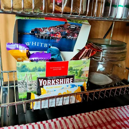 Close To Pier Flowergate Уитби