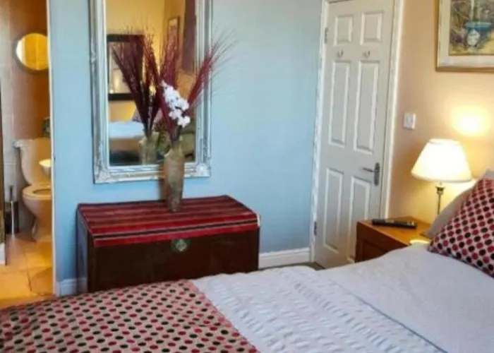 Close To Pier Flowergate 惠特比