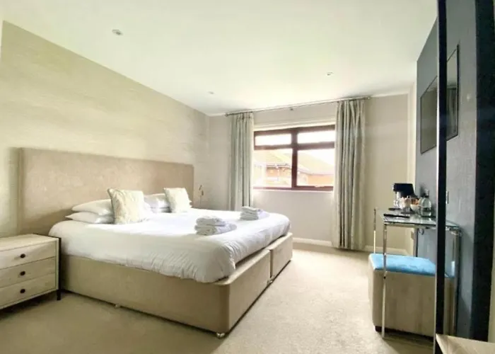 Close To Pier Flowergate *