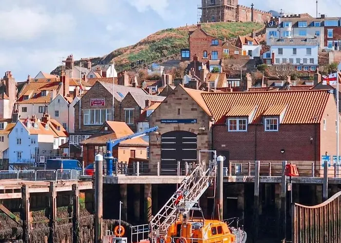 Close To Pier Flowergate 惠特比