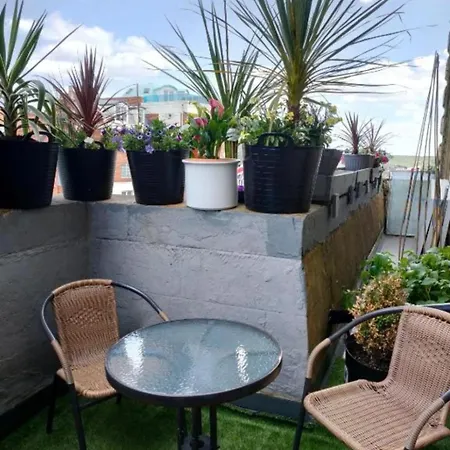 Central Close To Beach Pier Flowergate בית הארחה וויטבי