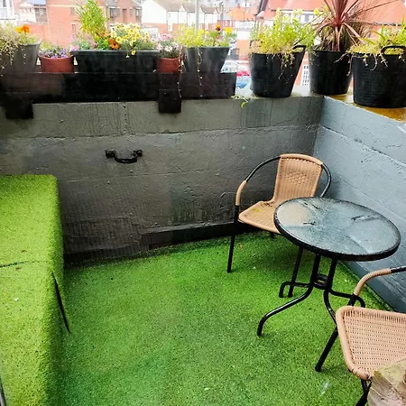 Central Close To Beach Pier Flowergate וויטבי